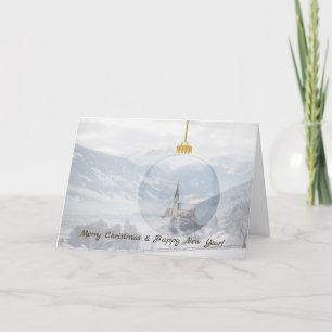 Kirche im Winter in einem Glaskugel Weihnachtskart Feiertagskarte