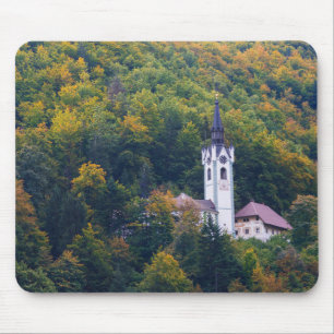 Kirche in einem Fallwald in Slowenien Mousepad