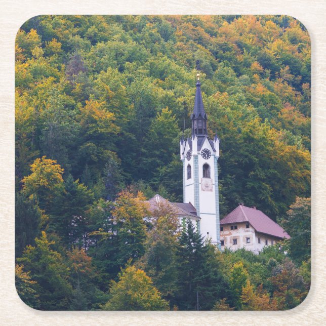 Kirche in einem Fallwald in Slowenien Rechteckiger Pappuntersetzer (Vorderseite)