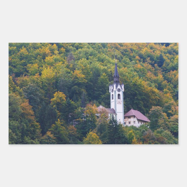 Kirche in einem Regenwald in Slowenien Rechteckiger Aufkleber (Vorderseite)
