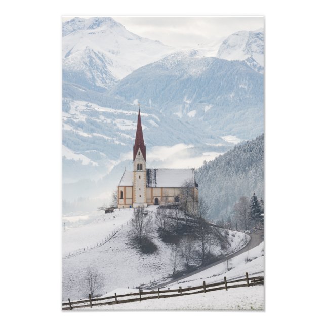 Kirche in einer alpinen Winterlandschaft Fotodruck (Vorne)