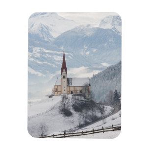 Kirche in einer alpinen Winterlandschaft Magnet