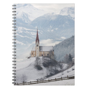 Kirche in einer alpinen Winterlandschaft Notizblock