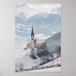 Kirche in einer alpinen Winterlandschaft Poster