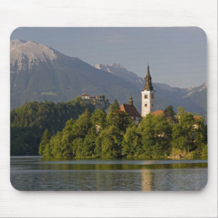Kirche Mariä Himmelfahrt auf einer Insel im See Mousepad