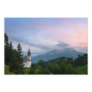Kirche mit den Alpen bei Sonnenuntergang Fotodruck