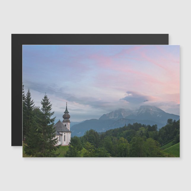Kirche mit den Alpen bei Sonnenuntergang Magneteinladung (Vorne/Hinten)