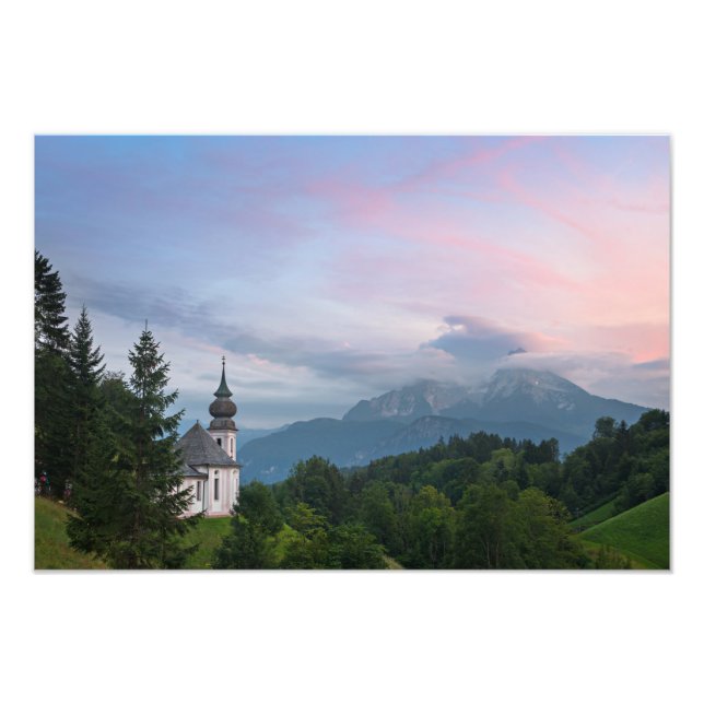 Kirche mit den Alpen Berge bei Sonnenuntergang Fotodruck (Vorne)