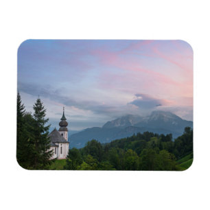 Kirche mit den Alpen Berge bei Sonnenuntergang Magnet