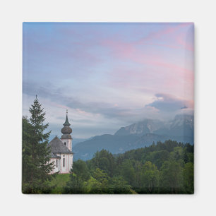 Kirche mit den Alpen Berge bei Sonnenuntergang Magnet