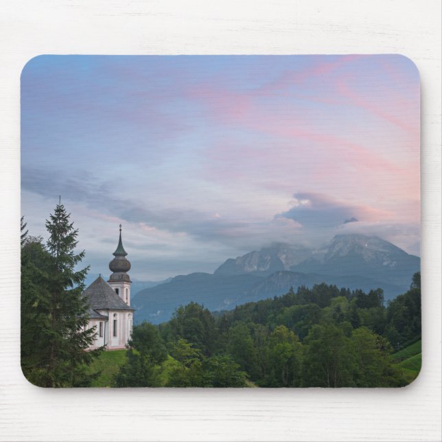 Kirche mit den Alpen Berge bei Sonnenuntergang Mousepad (Vorne)