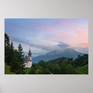 Kirche mit den Alpen Berge bei Sonnenuntergang Poster