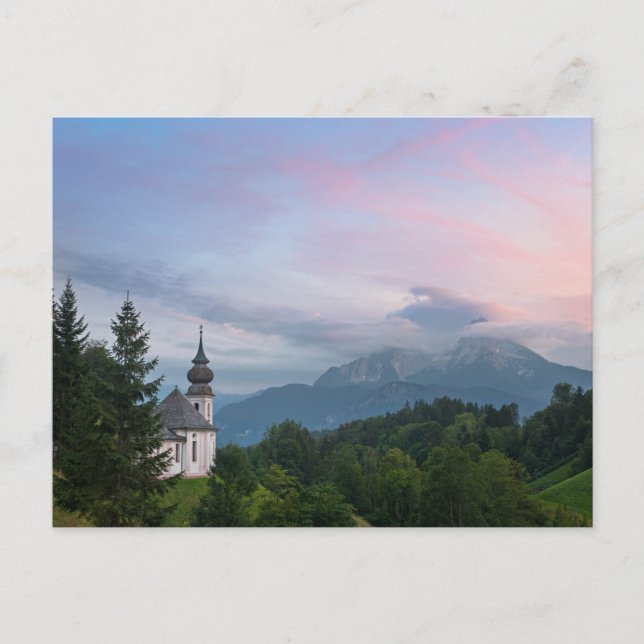 Kirche mit den Alpen Berge bei Sonnenuntergang Postkarte (Vorderseite)