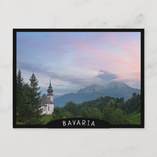 Kirche mit den Alpen Berge bei Sonnenuntergang Postkarte