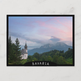 Kirche mit den Alpen Berge bei Sonnenuntergang Postkarte