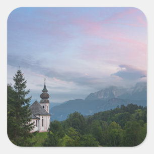 Kirche mit den Alpen Berge bei Sonnenuntergang Quadratischer Aufkleber