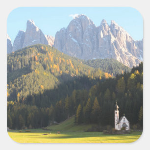Kirche mit Dolomiten-Aufkleber Quadratischer Aufkleber