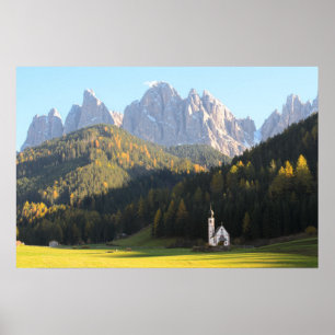 Kirche mit Dolomiten-Gebirgshintergrund Poster