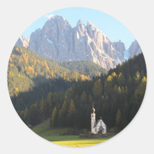 Kirche mit Dolomiten-Hintergrund Runder Aufkleber