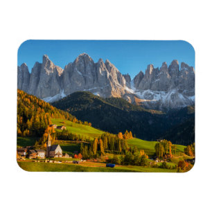 Kirche und Dorf mit Berglandschaft Magnet