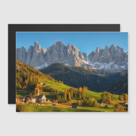 Kirche und Dorf mit Berglandschaft Magneteinladung