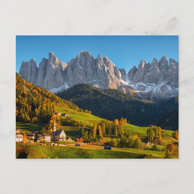 Kirche und Dorf mit Berglandschaft Postca Postkarte (Vorderseite)