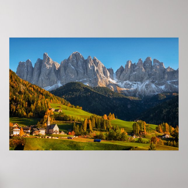 Kirche und Dorf mit Berglandschaft Poster (Vorne)