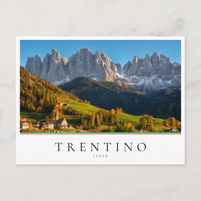 Kirche und Dorf mit Berglandschaft Postkarte (Vorderseite)