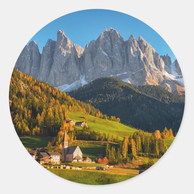 Kirche und Dorf mit Berglandschaft Runder Aufkleber (Vorderseite)