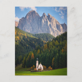 Kirche vor den Dolomiten in Italien Postkarte