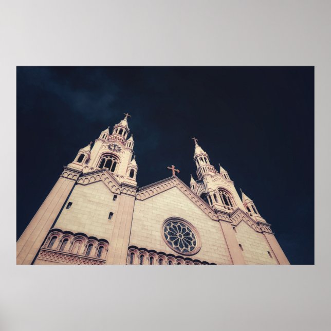 Kirchenarchitektur vor dunklem Hintergrund Poster (Vorne)