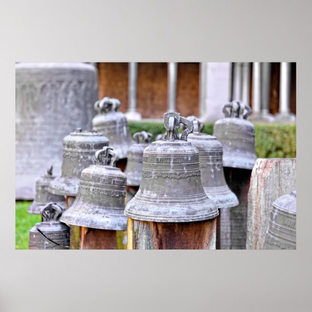 Kirchenglocken in der Kirche Saint Gertrude, Belgi Poster (Vorne)