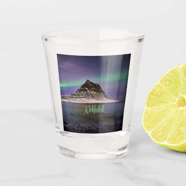 Kirkjufell Mountain in Island Nordlichter Schnapsglas (Vorderseite)