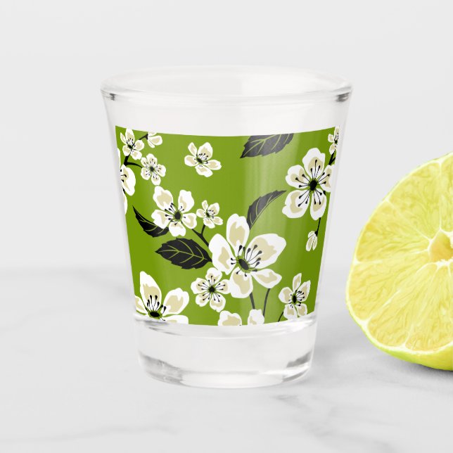KIRSCHBLÜTE - SAKURA-MUSTER IN MATCHA-GRÜN SCHNAPSGLAS (Vorderseite)