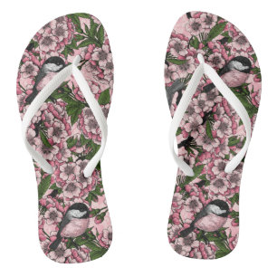 Kirschblüte und Kichererbsen auf rosa Flip Flops