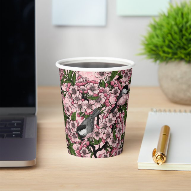 Kirschblüte und Kichererbsen auf rosa Pappbecher (InSitu)