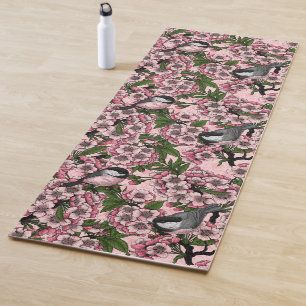 Kirschblüte und Kichererbsen auf rosa Yogamatte