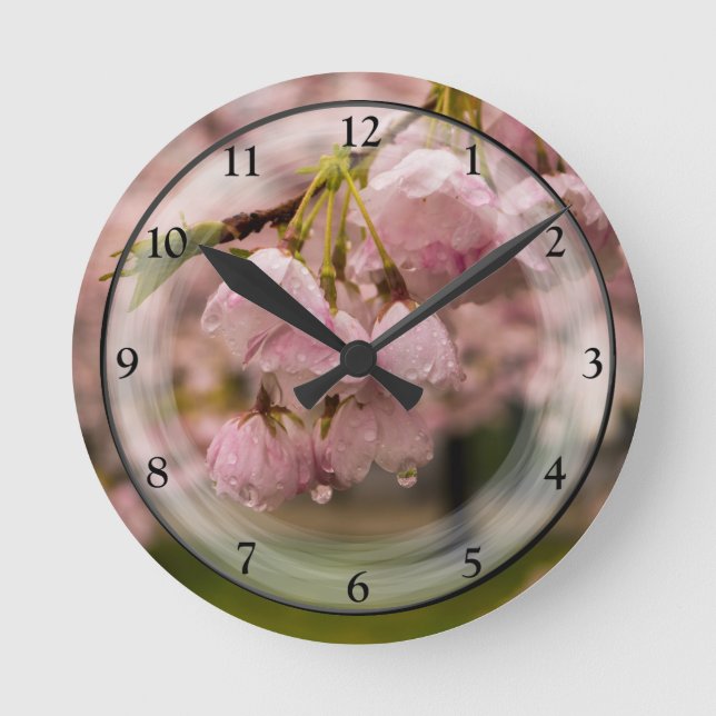 Kirschblüten und Regenfälle Runde Wanduhr (Vorderseite)