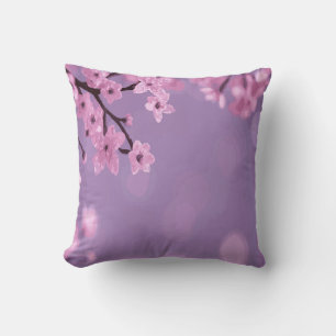 Kirschblütenblüte auf violettem Hintergrund Kissen
