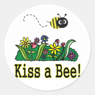 Kiss a Bee Runder Aufkleber