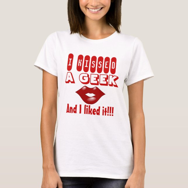Kiss A geek I like it T-Shirt (Vorderseite)