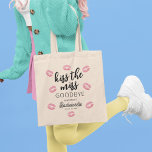Kiss die Miss Goodbye Junggeselinnen-Abschied Tragetasche<br><div class="desc">Diese lustige und kokette Bachelorette Wochenende Party Tasche ist perfekt für jeden Braut und Brautparty Feiern den bevorstehenden großen Tag! Die Tasche enthält eine Auswahl von rosa Lippen mit den Worten "Kiss the Miss Goodbye", den Namen der Braut, und das Datum. Es ist perfekt für jeden Junggeselinnen-Abschied, wenn Party oder...</div>