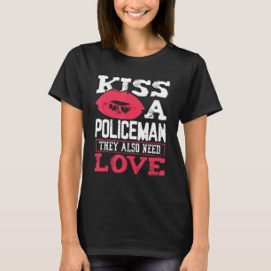 Kiss einen Polizisten braucht Liebe zu Polizeibeam T-Shirt