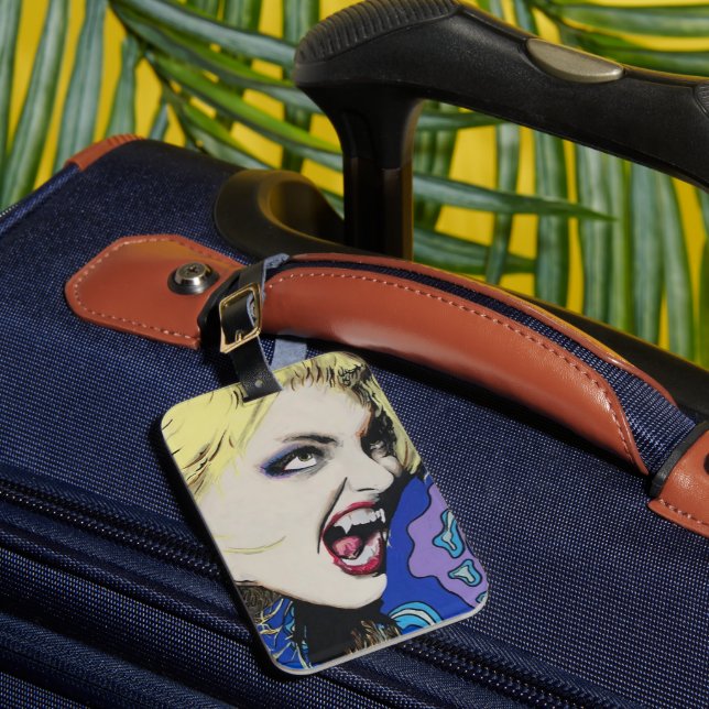 "Kiss Hard" Gemälde auf einem Gepäckanhänger (Vorderseite Insitu 1)