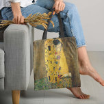 Kiss Klimt<br><div class="desc">Die Kiss Klimt Tote Tasche - Diese aufregende Tasche zeigt das Kunstwerk des österreichischen Malers Gustav Klimt. Das Kunstwerk von 1907 zeigt ein intimes Paar, während sich die Erholung des Gemäldes in einem schimmernden, extravaganten Flachmuster auflöst. Stile auf und behalt dein Wesentliches praktisch mit diesem auffälligen und einzigartigen Totbeutel. Auch...</div>