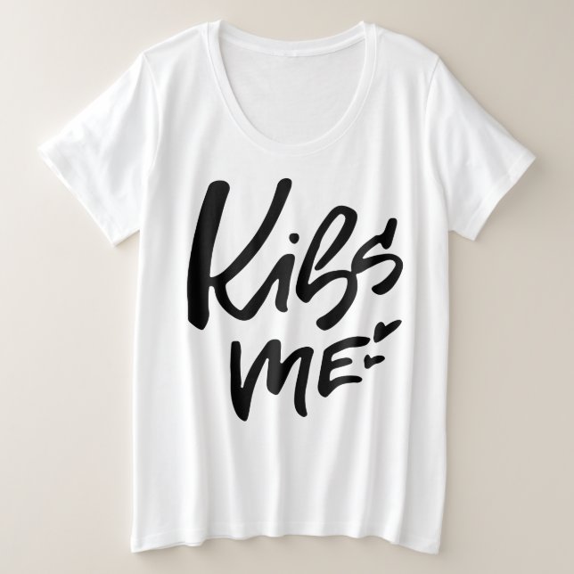 Kiss Me Bold Hand Letter Statement Große Größe T-Shirt (Design vorne)