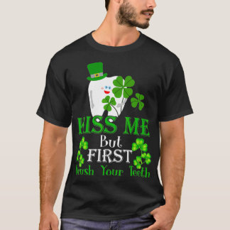 Kiss me Brush Ihr Zehn Zahnarzt St Patri T-Shirt