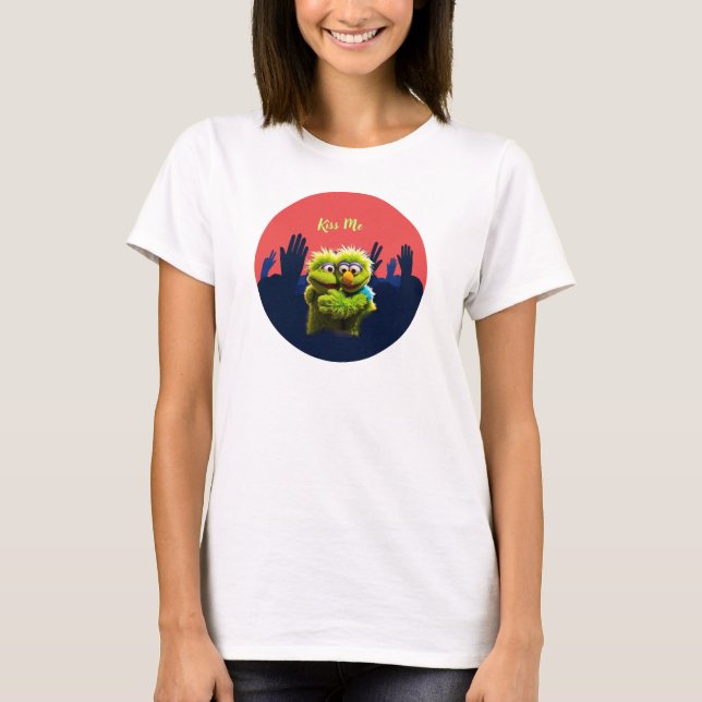 Kiss Me Cute Green Puppets Love Design T-Shirt (Vorderseite)