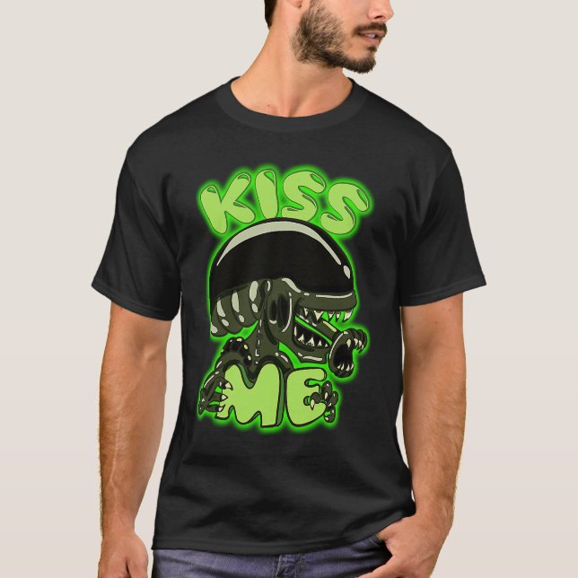 Kiss Me Funny UFO Alien Science Fiction T-Shirt (Vorderseite)