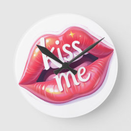 Kiss Me Glossy Red Lips Art Illustration Runde Wanduhr